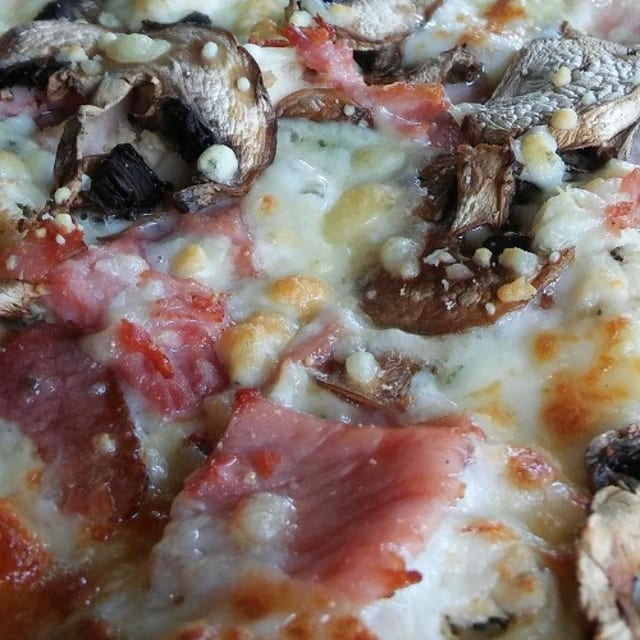 Cordon Bleu Pizza 12" - 6 Slices.